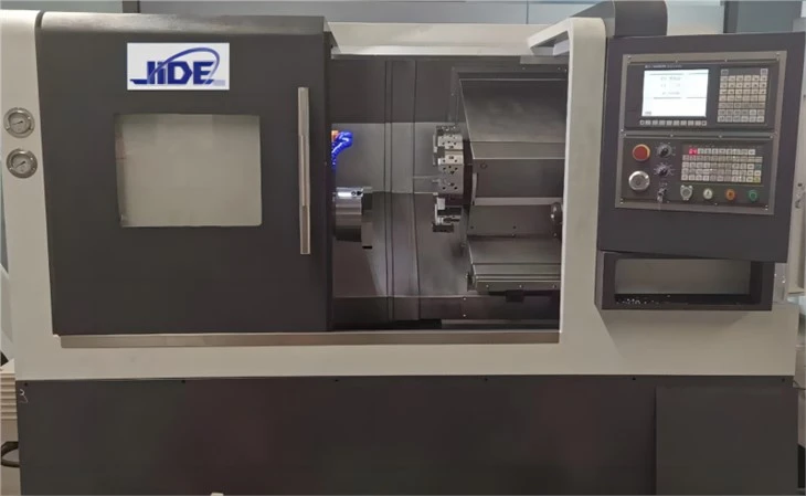 Máy tiện trung tâm CNC